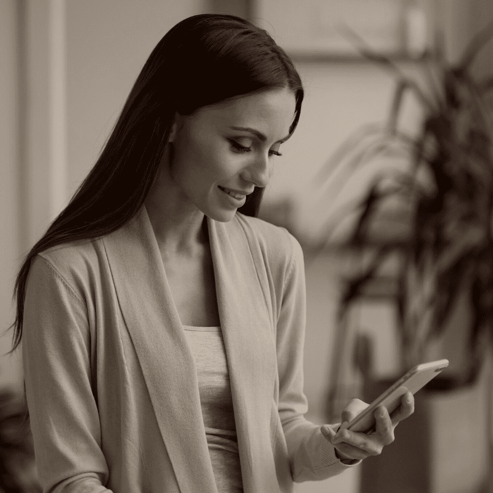 Frau schaut auf Handy