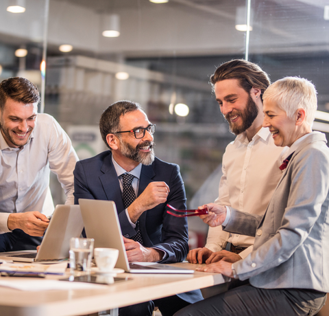 CTEM-Check-Team Zufriedene Mitarbeitende, die ein Security Awareness Training durchführen
