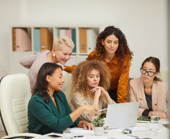 Phishing-Test-Team Zufriedene Mitarbeitende, die ein Security Awareness Training durchführen
