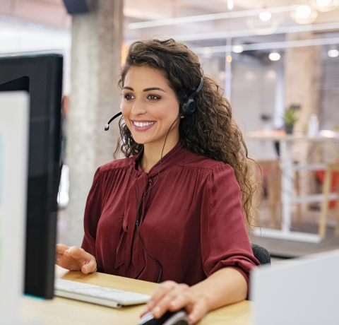 frau-computer-managed-service Zufriedene Mitarbeitende, die ein Security Awareness Training durchführen