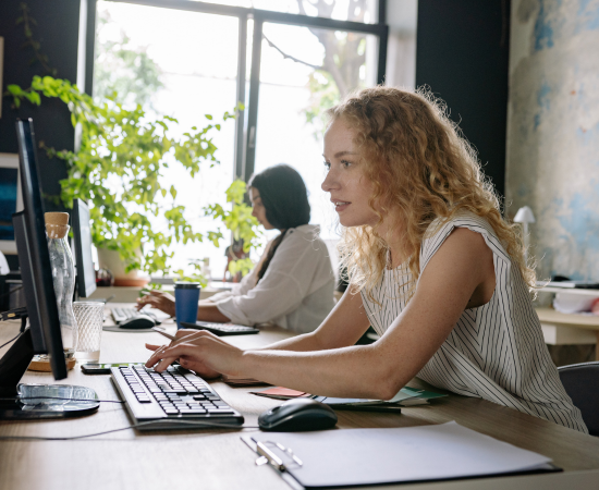 Phishing-Test-Vorteile Zufriedene Mitarbeitende, die ein Security Awareness Training durchführen